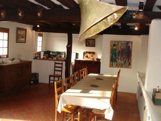 Vue de l'intérieur de la salle de chasse, permettant d'appécier le style solognot et l'espace disponible.